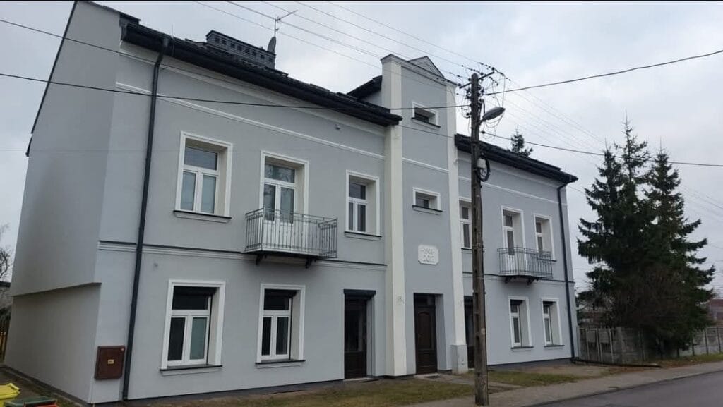 budynek po renowacji elewacji z balkonami
