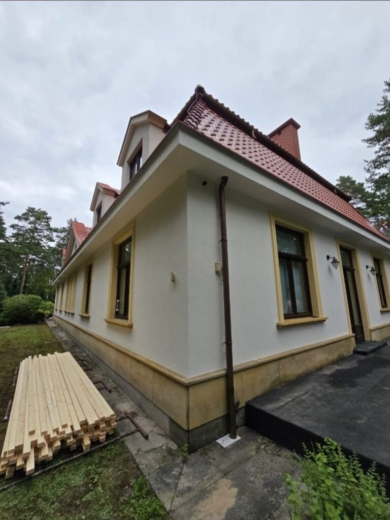 elewacja budynku z renowacja dachu i okien