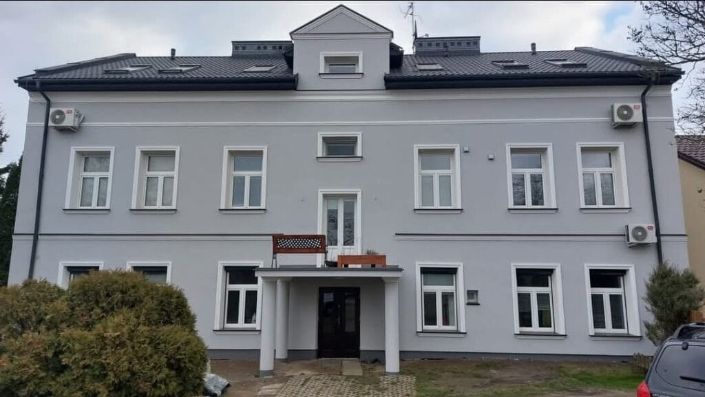 front odnowionego budynku po modernizacji