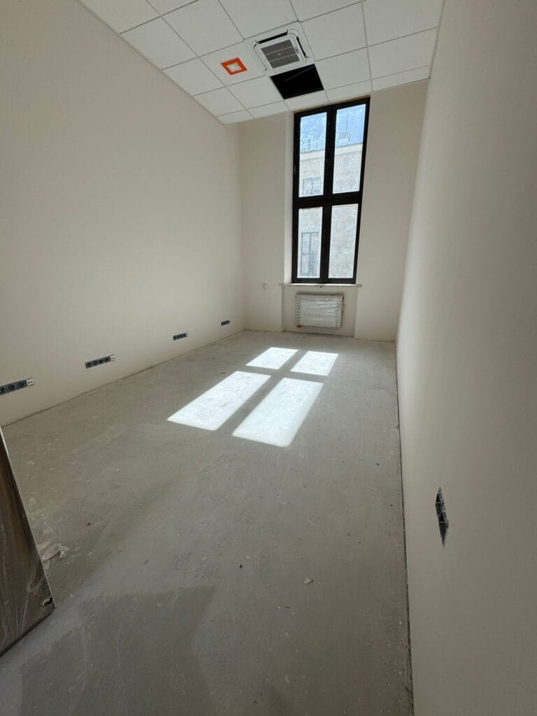 pomieszczenie biurowe wykonczenie global bud