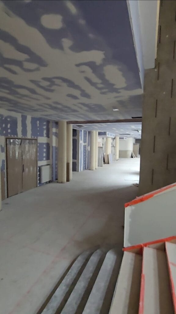 prace wykonczeniowe wewnatrz budynku montaz plyt gk korytarz