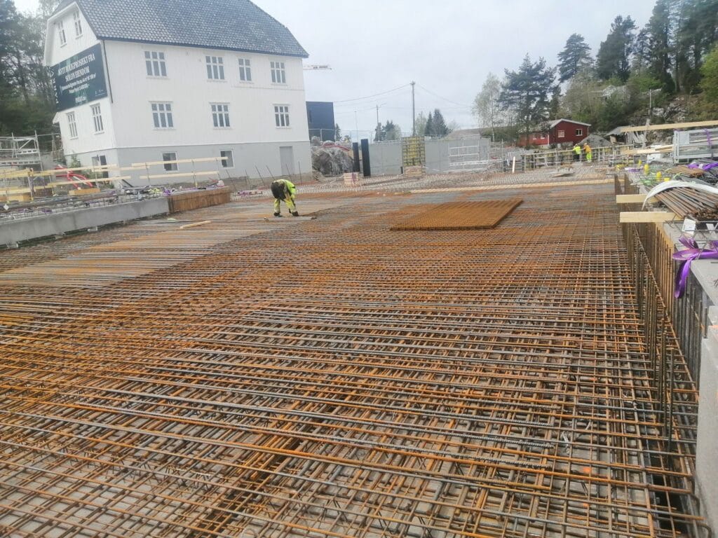 prace zbrojeniowe na budowie global bud