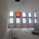 przygotowanie-sali-do-malowania-okna-zabezpieczone-folia