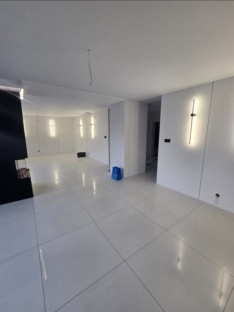 wykonczenie nowoczesne wnetrze biale plytki oswietlenie led global bud